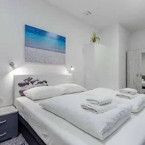 Black & White, Cherry & Blue Apartman